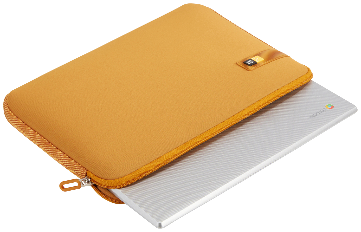 Senfgelbe Laptop-Hülle mit einem silbernen Laptop, der sich teilweise darin befindet.
