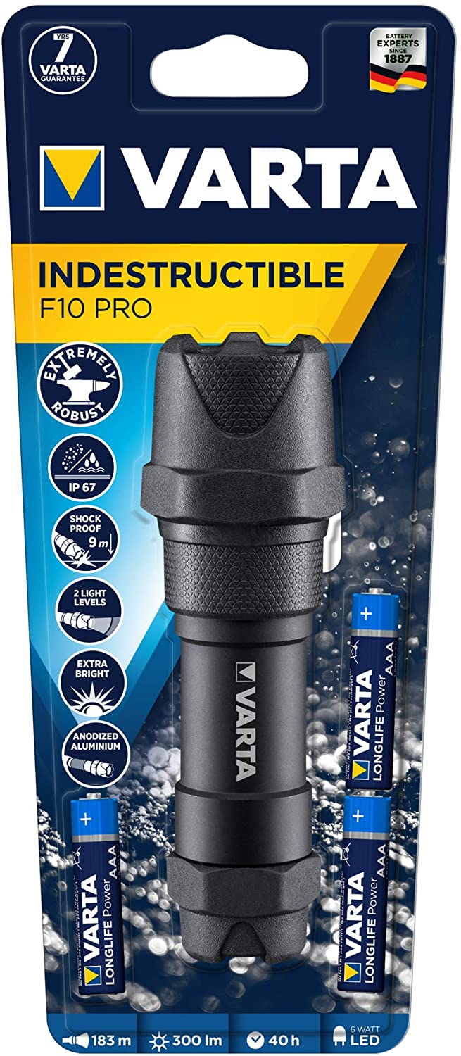 Varta F10 Pro Taschenlampe mit 3 AAA Batterien auf Verpackung.