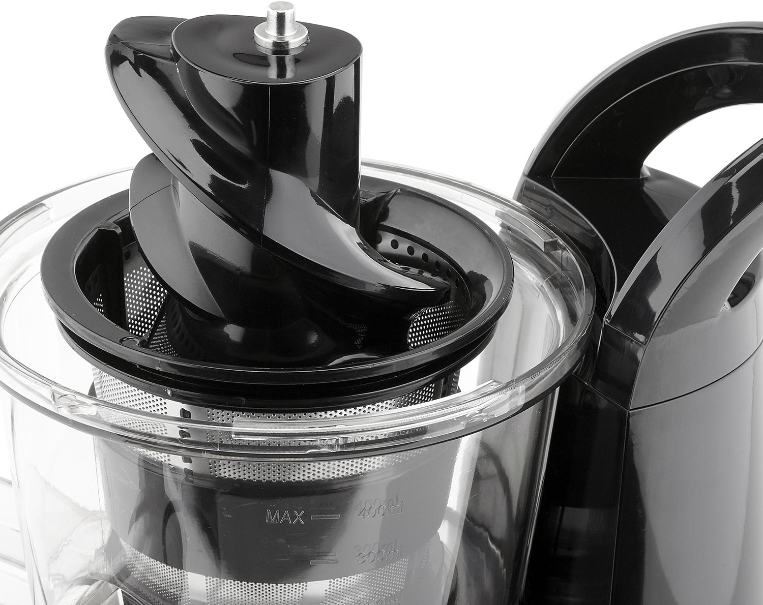 Een close-up van een zwarte sapcentrifuge met doorzichtige plastic onderdelen.