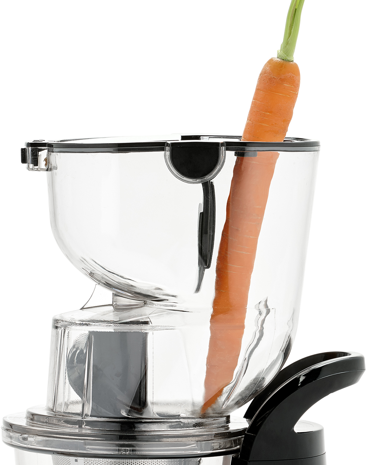 Een wortel in een transparante juicer. De wortel is oranje en groen, de juicer is transparant.