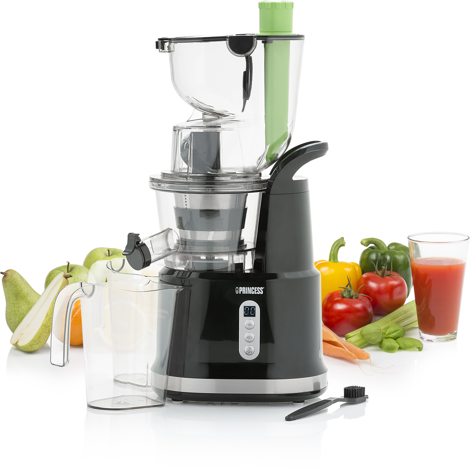 Zwarte juicer met fruit en een glas sap.
