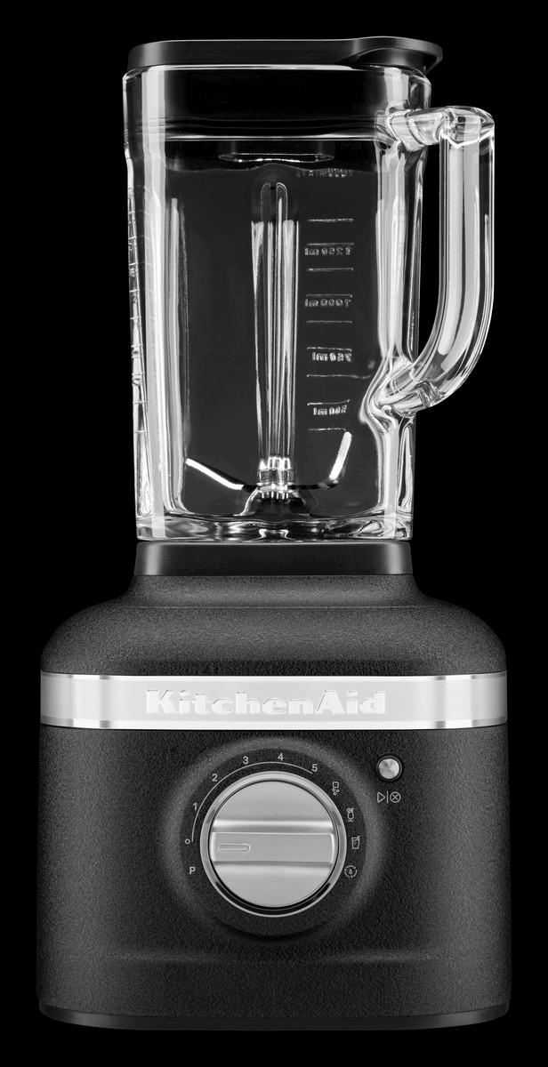 Schwarzer KitchenAid-Mixer auf schwarzem Hintergrund, mit Glasbehälter.