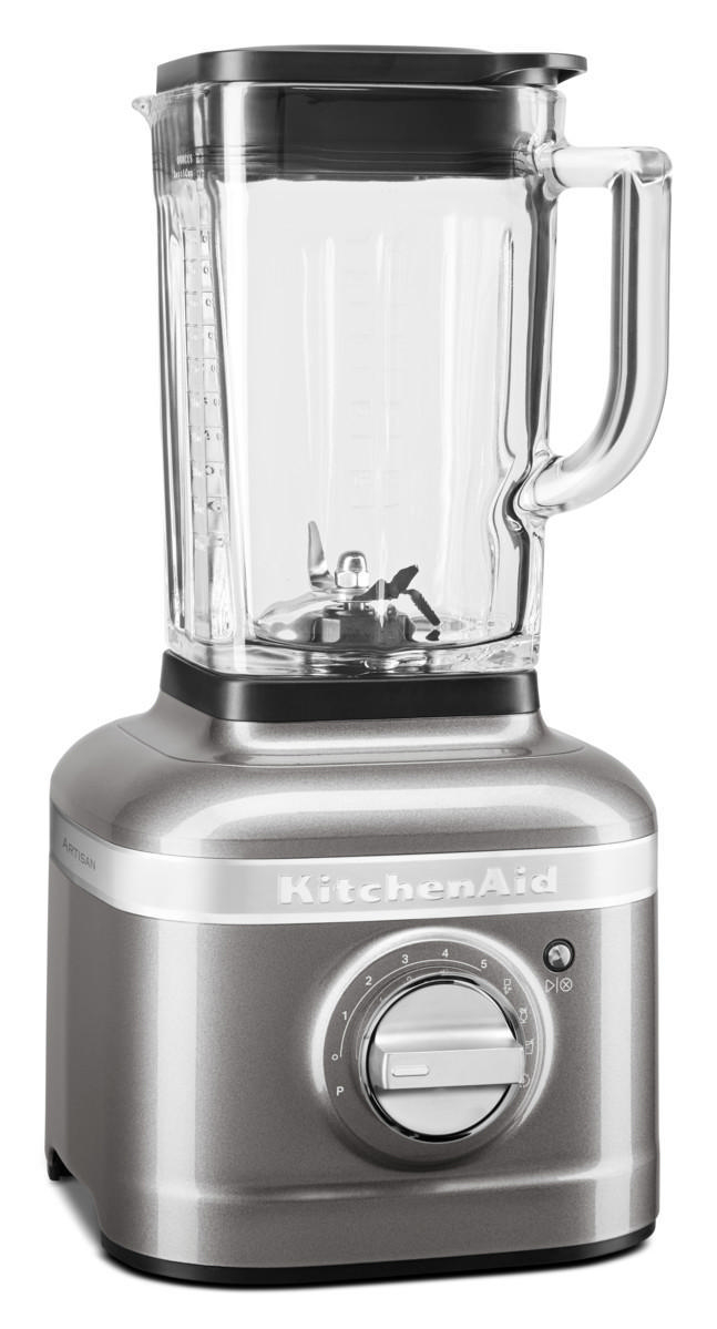 Silberner KitchenAid-Mixer mit Glasbehälter und Wahlschalter, isoliert auf Weiß.