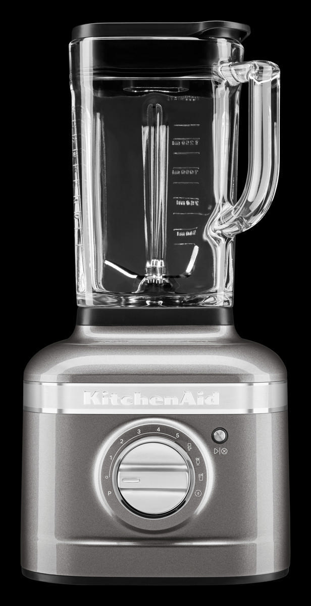 Silberner KitchenAid-Mixer mit Glasbehälter, auf schwarzem Grund.