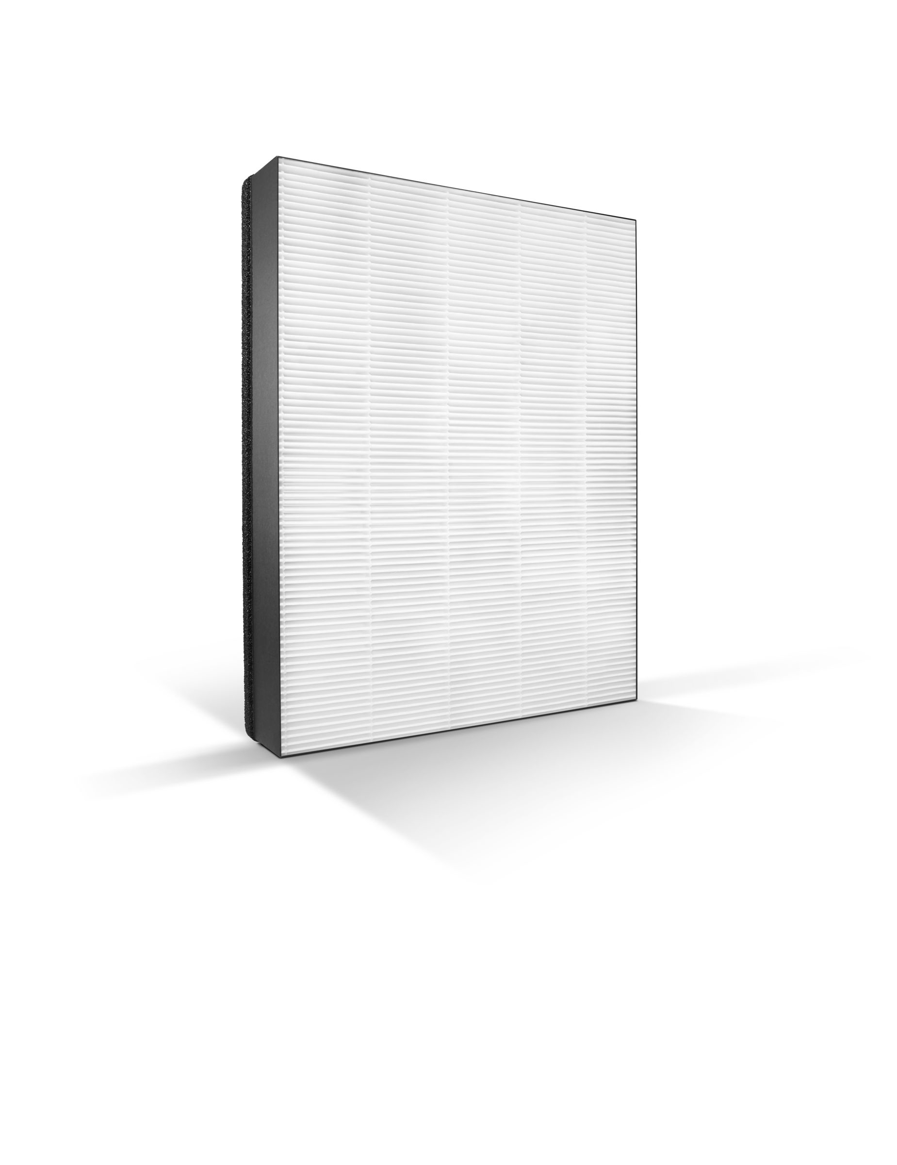 Weißer rechteckiger Luftfilter mit schwarzen Seiten und Schatten.