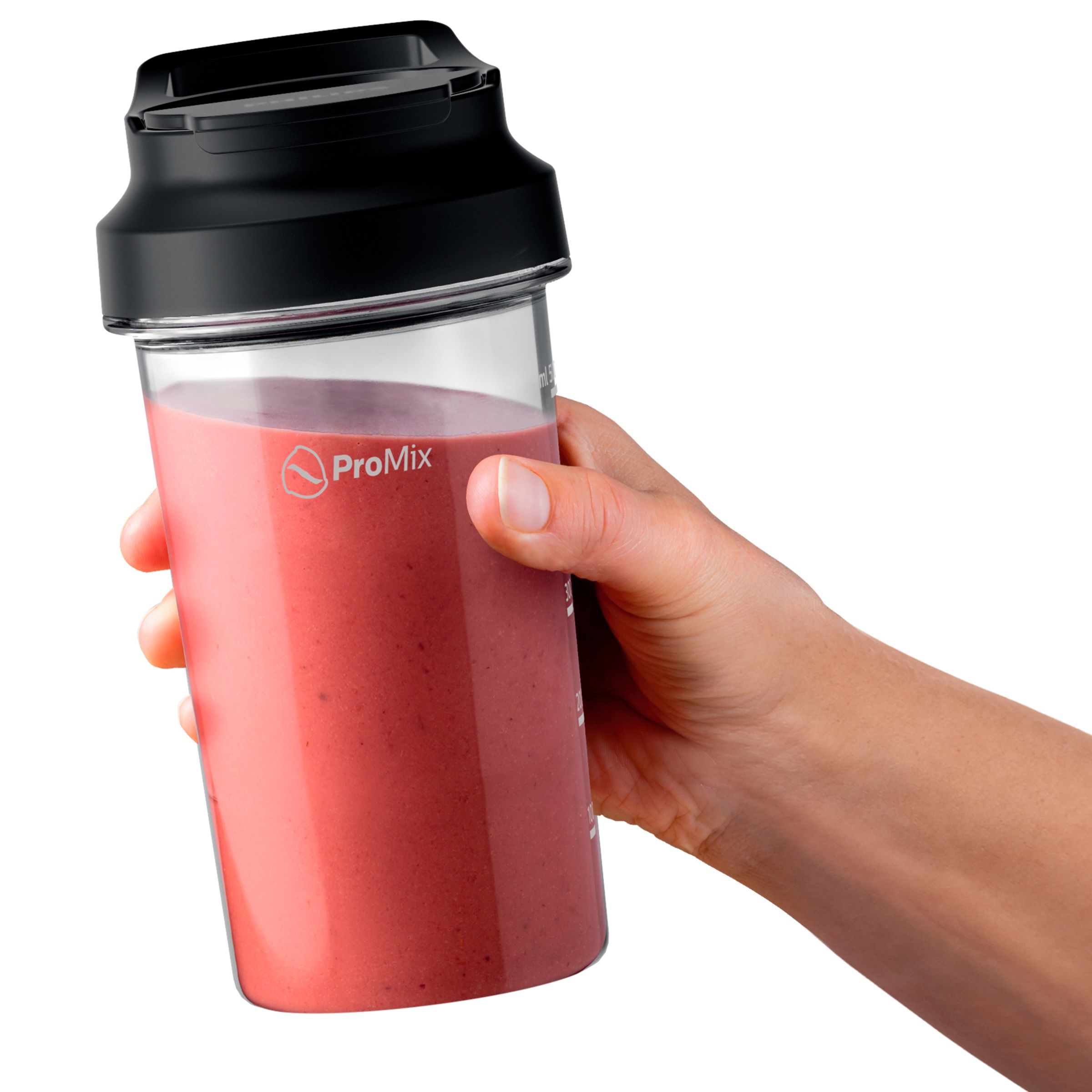 Une main tient un blender transparent avec un smoothie rose. Couvercle noir.