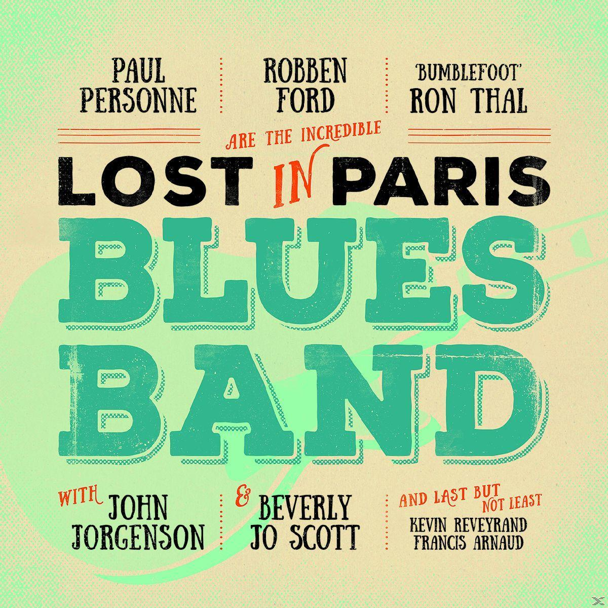Albumcover mit türkisfarbenem Text 'LOST IN PARIS BLUES BAND'. Namen der Musiker. Beiger Hintergrund.