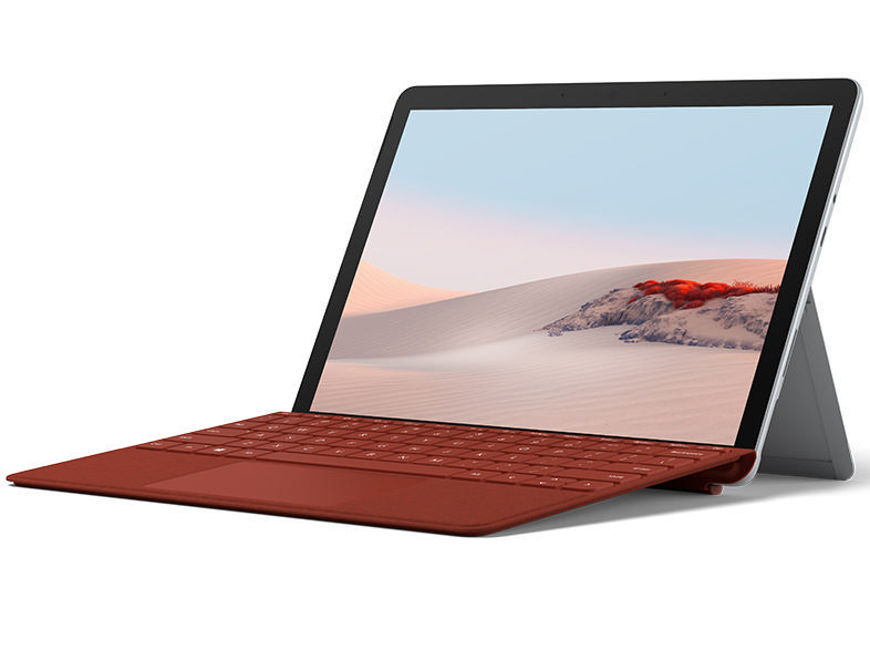 Ein Laptop mit roter Tastatur und einem Bildschirm, der eine Wüstenlandschaft anzeigt. Der Laptop ist aufgeklappt.