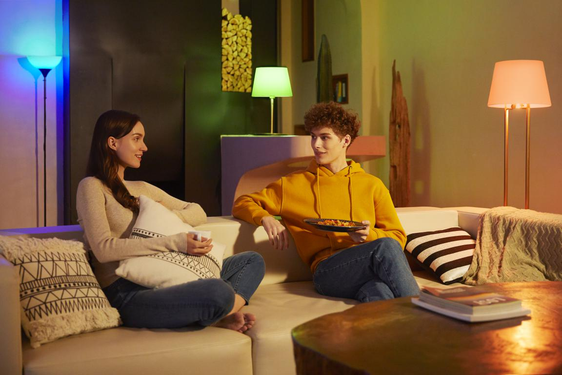 Dos personas en un sofá en una sala de estar moderna.