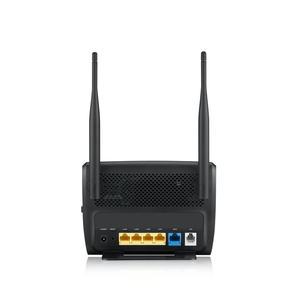 İki antenli, bağlantı noktaları olan siyah bir Wi-Fi yönlendirici ve beyaz bir arka plan.