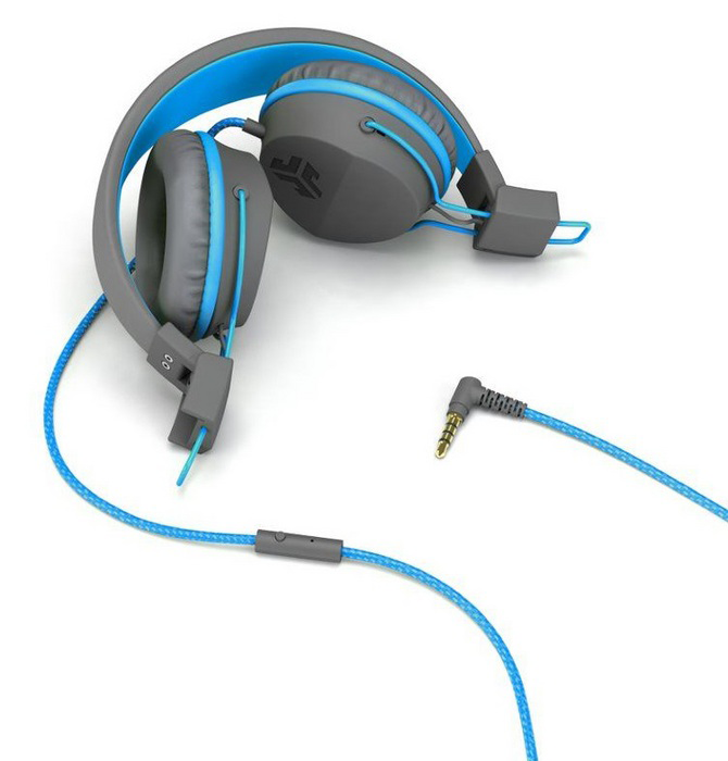 Casque JLab gris et bleu, câble bleu et prise jack audio.