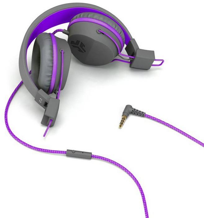 Un casque gris avec des accents violets et un câble tressé violet.