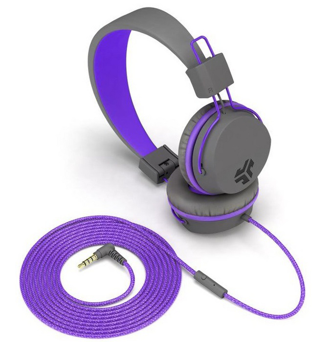 Casque JLab gris et violet avec câble et prise jack violets.