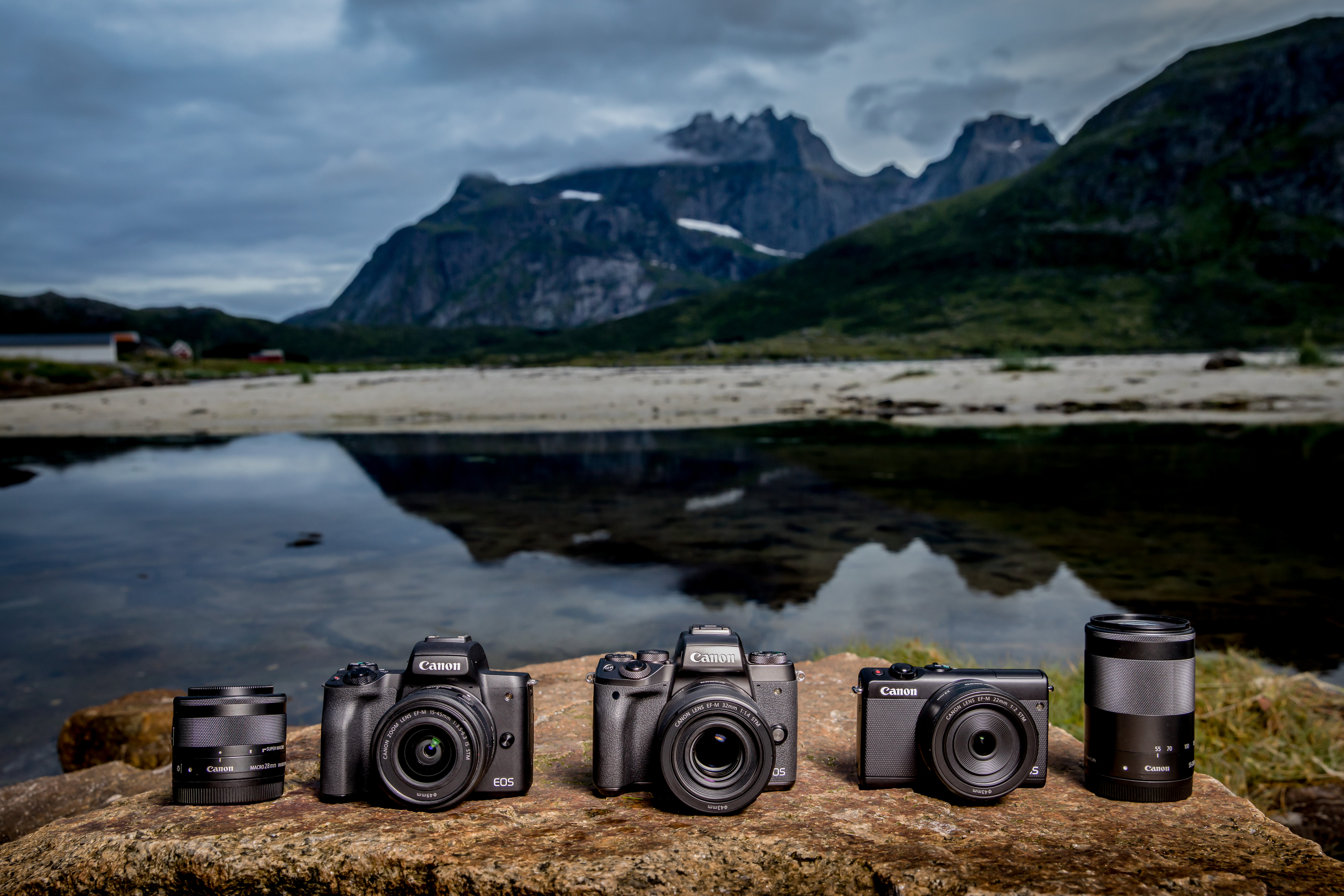 CANON EF-M - 22 mm f/2 EF-M, STM (Objektiv für Canon M-Mount, Graphit-Grau)