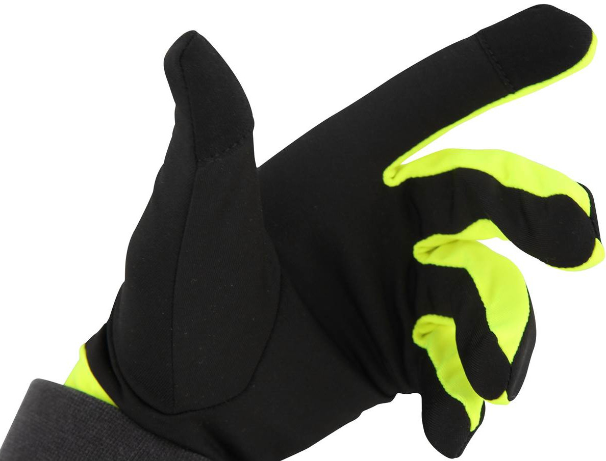Zwarte en neon groene werkhandschoenen, met een omhooggestoken wijsvinger. Witte achtergrond.