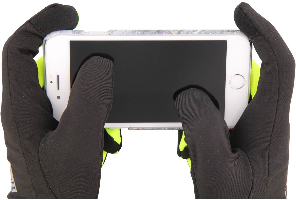Handen in zwarte handschoenen houden een witte smartphone met zwart scherm vast.
