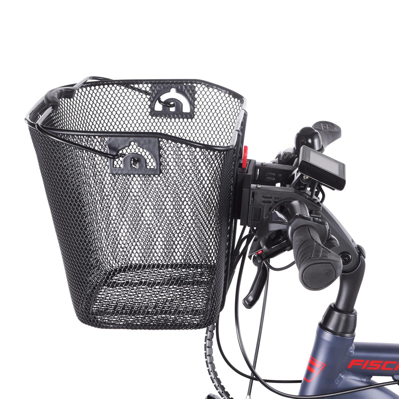Nahaufnahme eines schwarzen Fahrradkorbs, der an einem blauen Fahrradlenker befestigt ist.