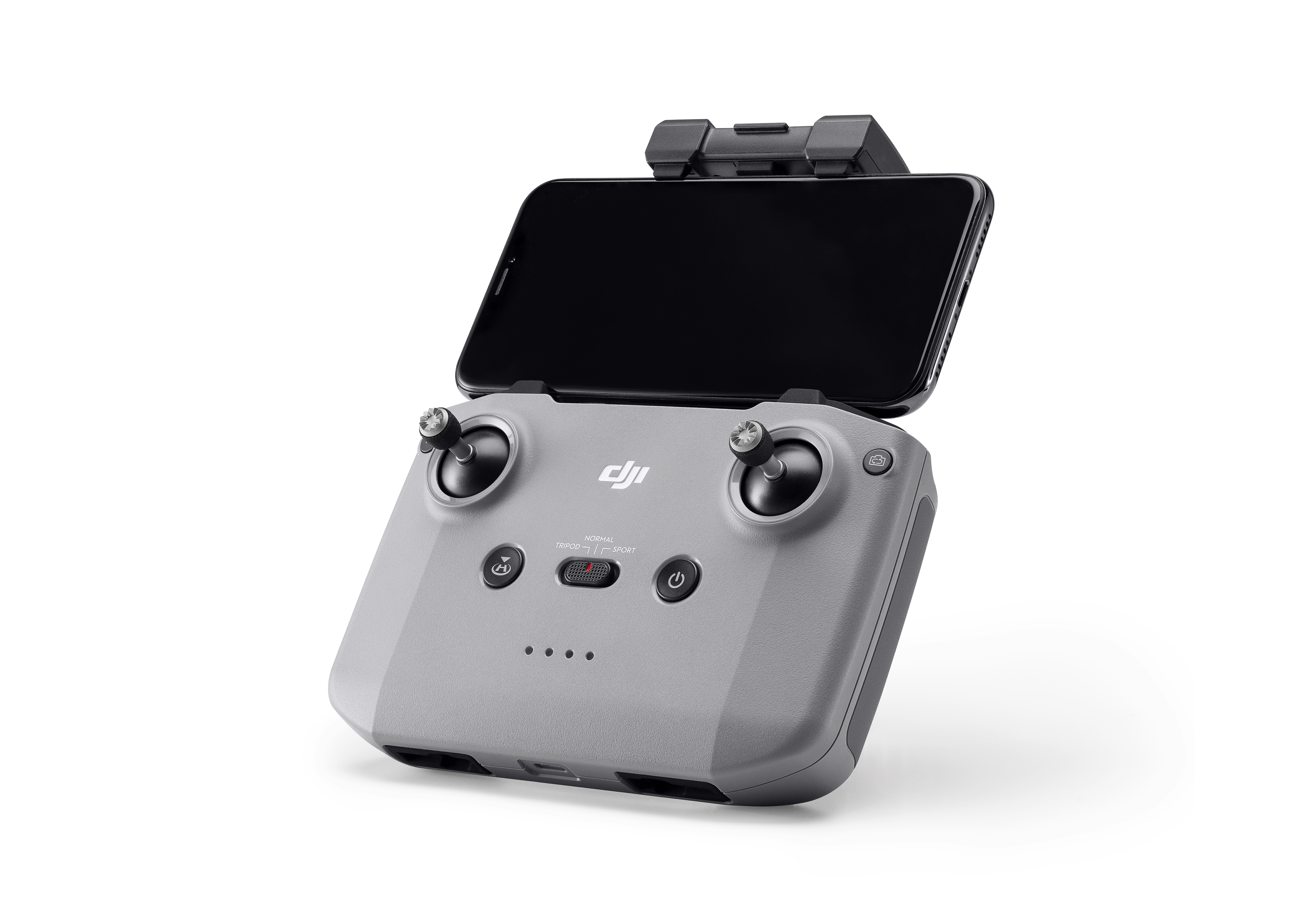 Beyaz zemin üzerinde, bağlı bir telefonla gri bir DJI drone kontrol cihazı.