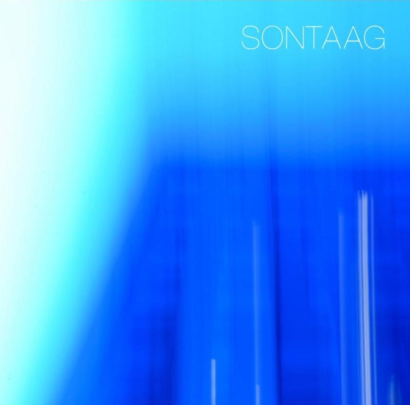 Homályos kék háttér fehér 'SONTAAG' szöveggel felül.