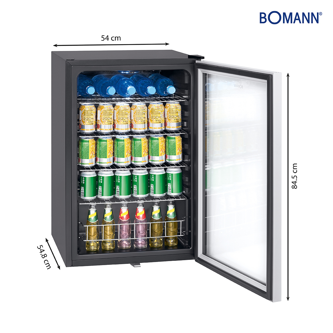 Schwarzer Mini-Kühlschrank mit Getränken. Geöffnete Tür. 54 cm breit, 84,5 cm hoch.