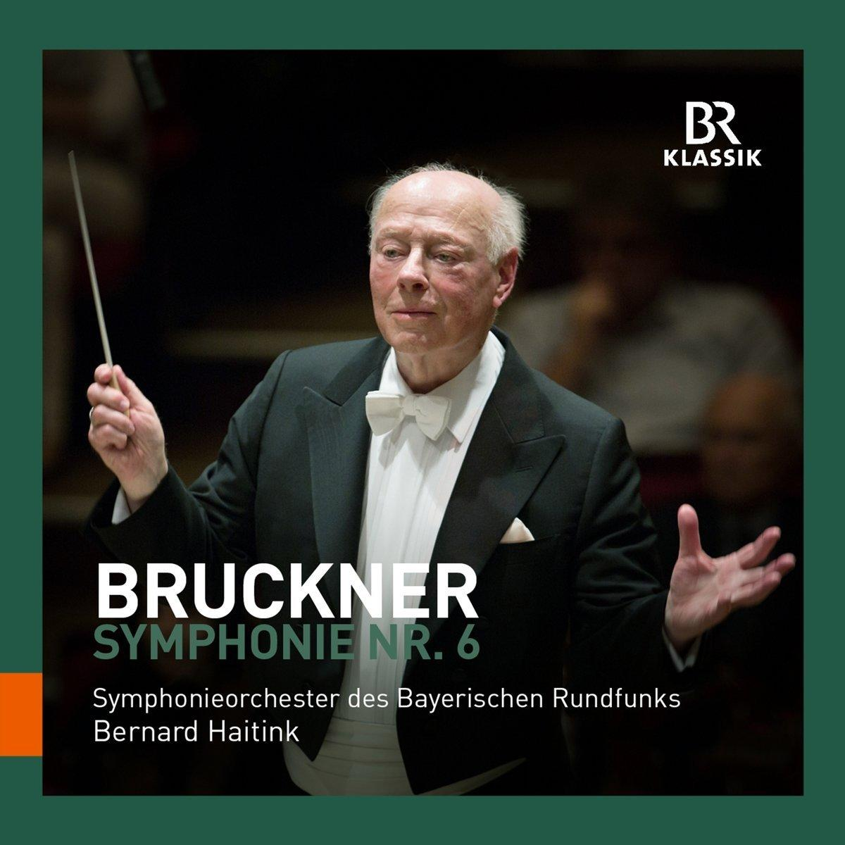 Dirigent im Anzug mit Taktstock, „BR Klassik“-Logo, Bruckner-Symphonie.