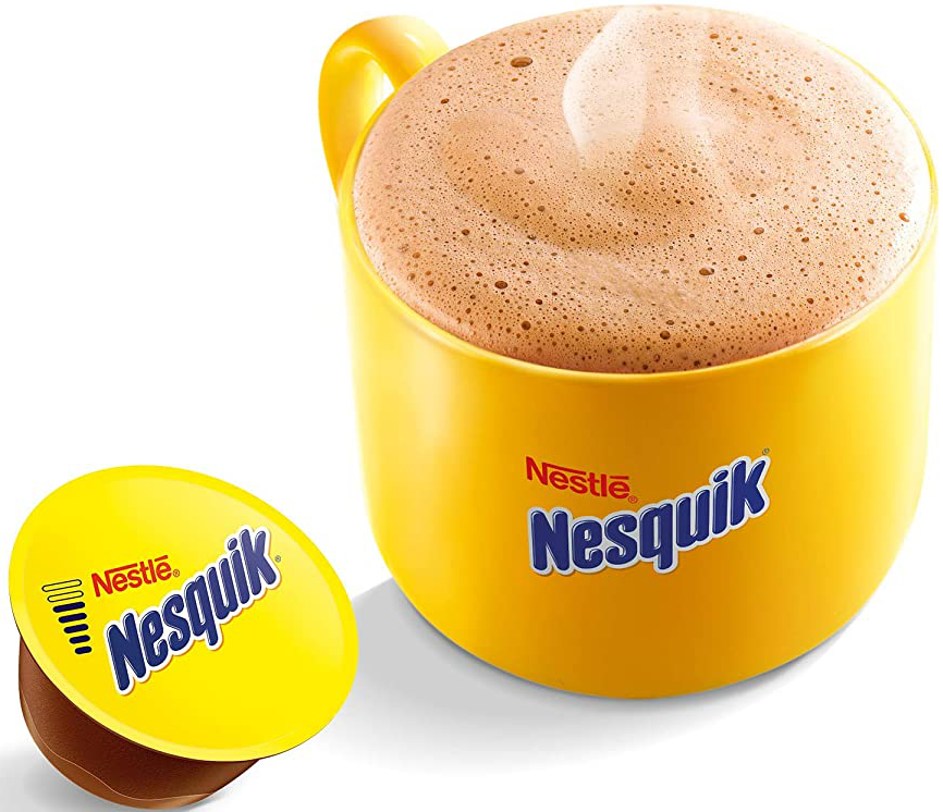 Gelber Nesquik-Becher mit Getränk und Kapsel daneben.