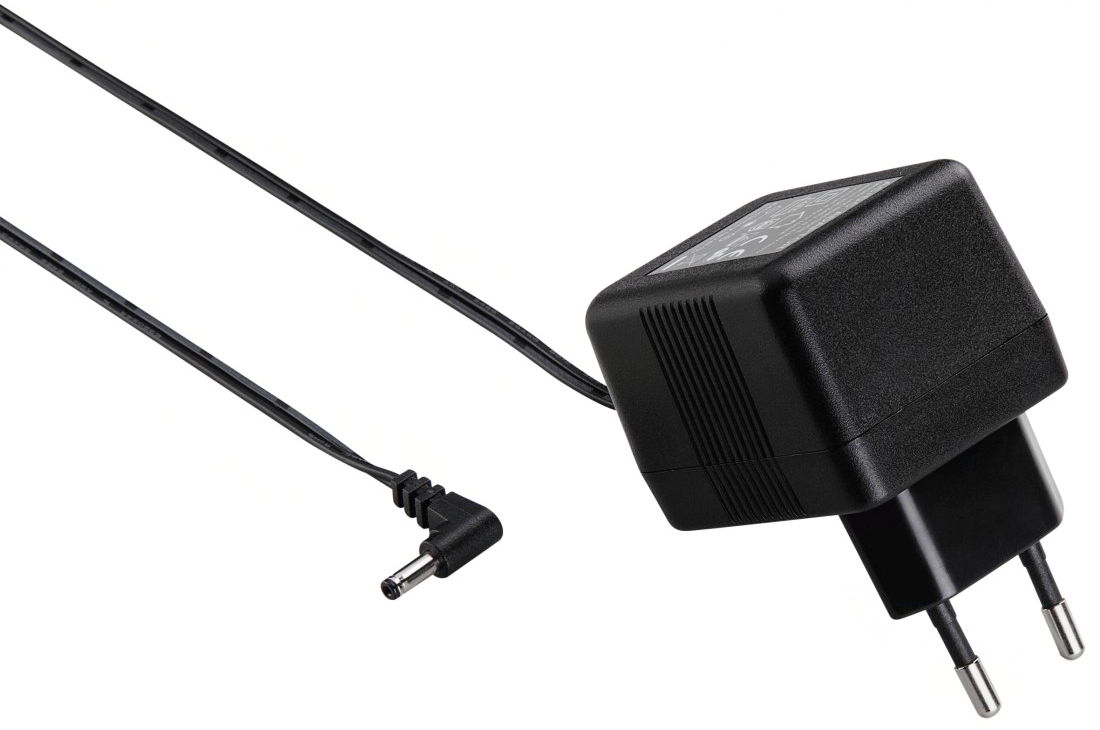 Ein schwarzes Netzteil mit Kabel und Stecker.