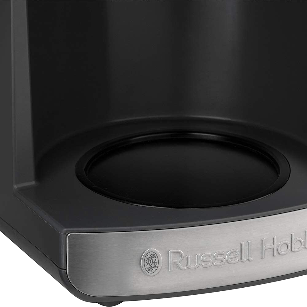Közelkép egy fekete-szürke kávéfőzőről. A Russell Hobbs logó látható az elején.