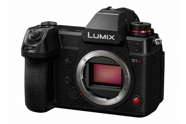 Eine schwarze Lumix S1H Kamera, die Objektiv und Knöpfe zeigt, auf weißem Hintergrund.