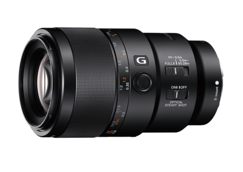 Schwarzes Sony-Kameraobjektiv mit Fokus- und Optical-SteadyShot-Optionen.