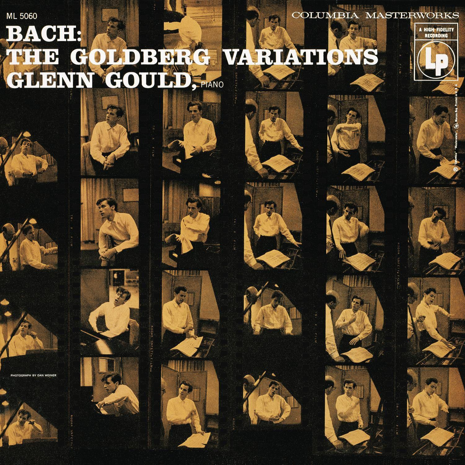 Bach: A Goldberg-variációk album borítója. Glenn Gould zongoránál, több fotóval róla.
