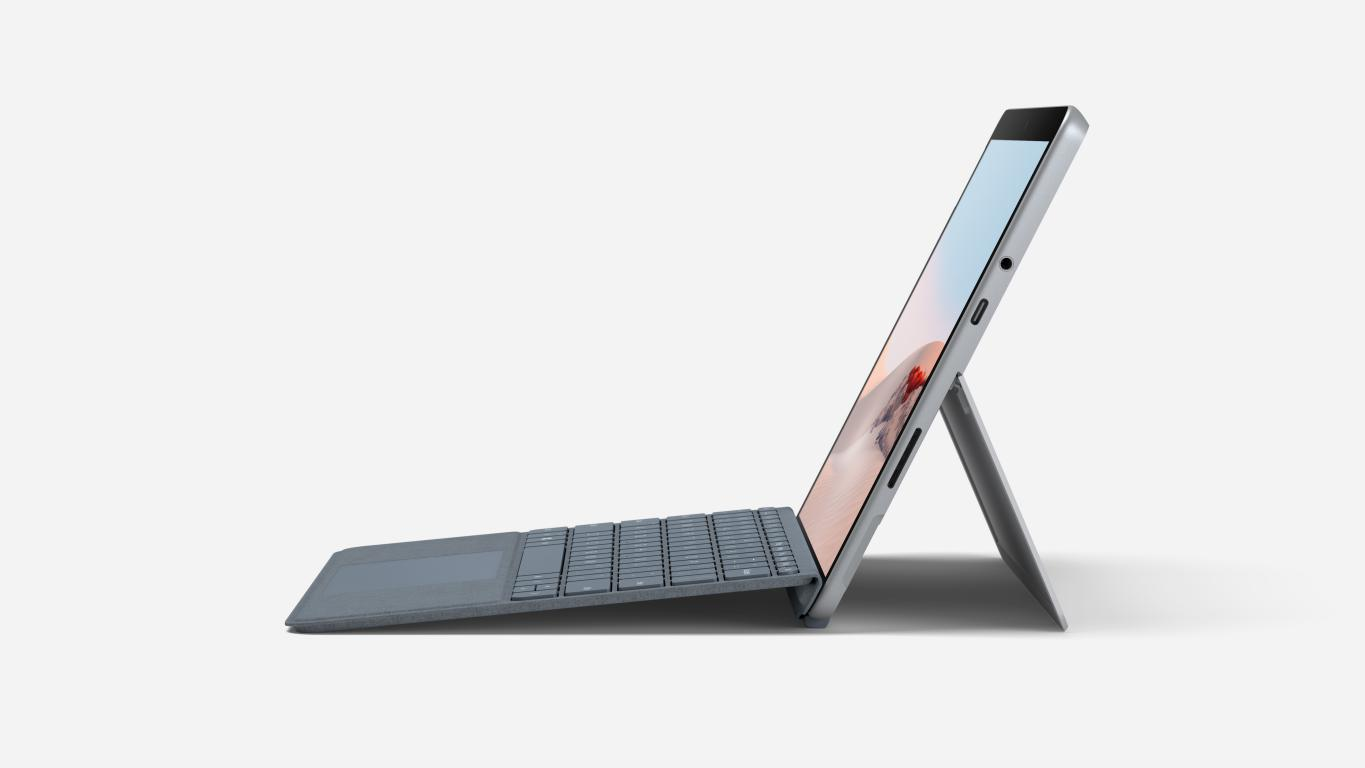 Laptop Surface con teclado y lápiz óptico sobre fondo blanco.