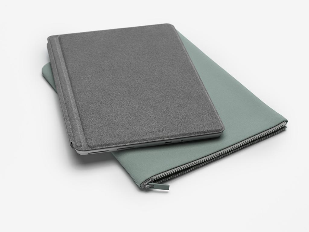 Tableta Microsoft Surface gris con funda verde.