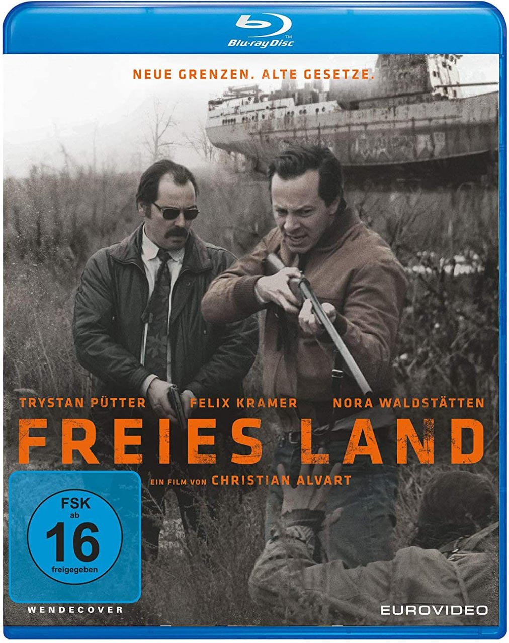 Blu-ray-Cover mit zwei Männern und Text, mit Feld und Boot im Hintergrund.