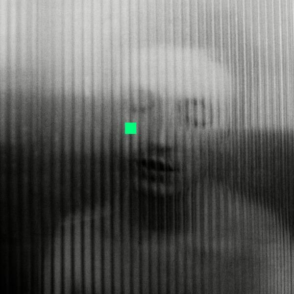 Abstraktes Bild mit vertikalen Linien und einem grünen Quadrat. Gesicht teilweise sichtbar.