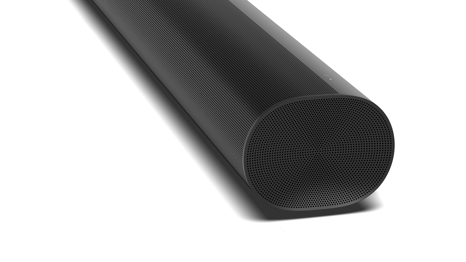 Zwarte soundbar op een witte achtergrond, schuine weergave. Het heeft een afgeronde vorm en veel kleine gaatjes.