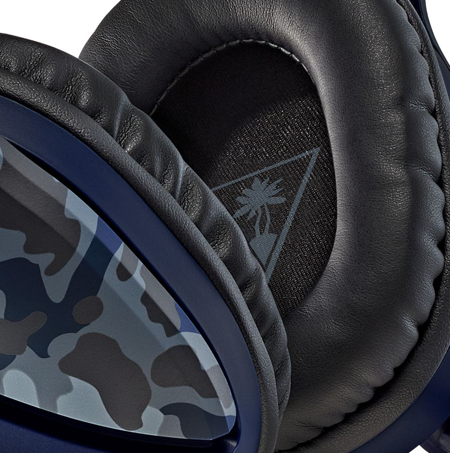 Nahaufnahme eines blauen und Camouflage-Gaming-Headsets, das die Ohrmuscheln und den Kopfbügel zeigt.