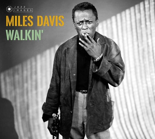 Miles Davis album borító. Davis fekete-fehérben, dohányzik, trombitával és az album címével.