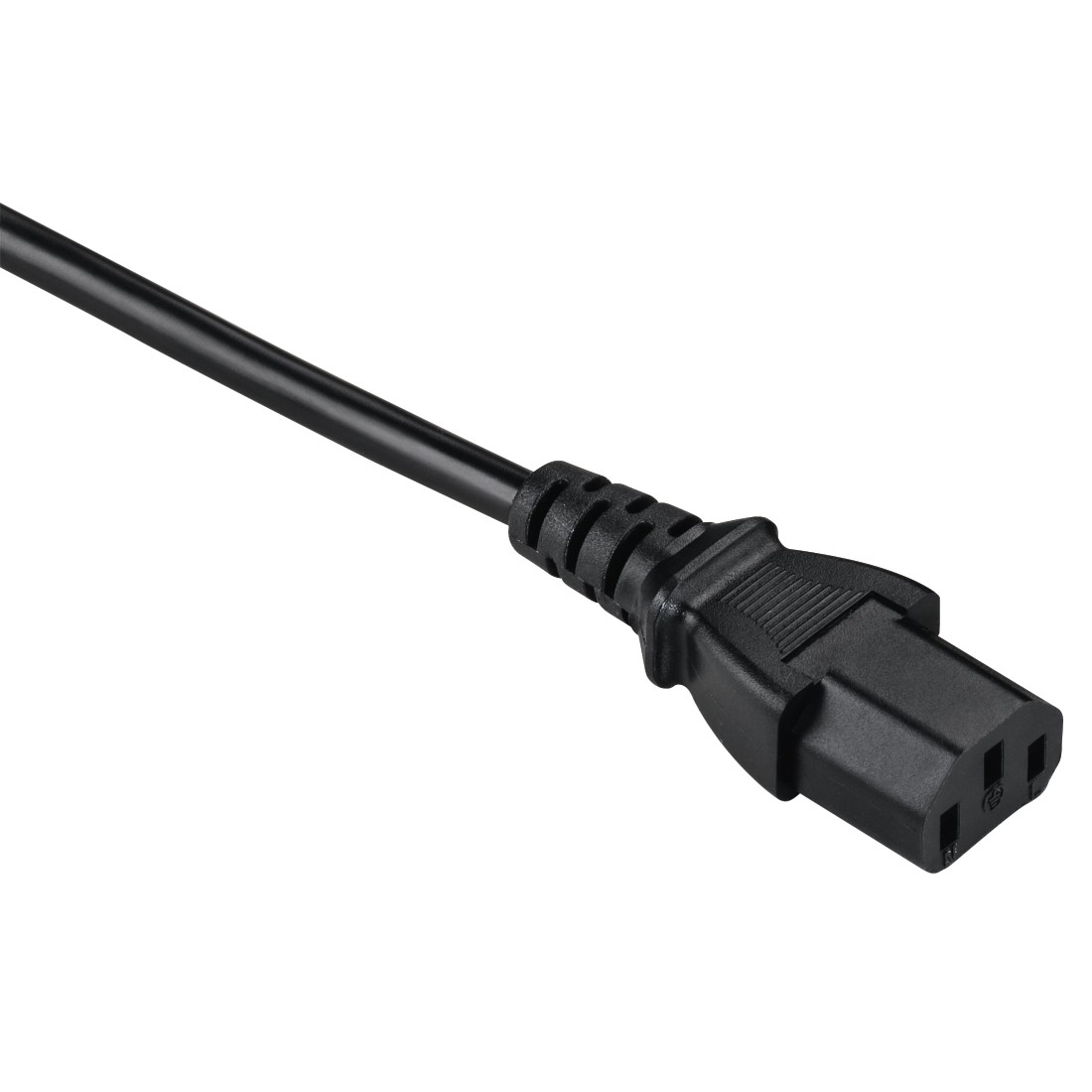 Schwarzes Netzkabel mit C13-Anschluss. Das Kabel ist auf weißem Hintergrund isoliert.