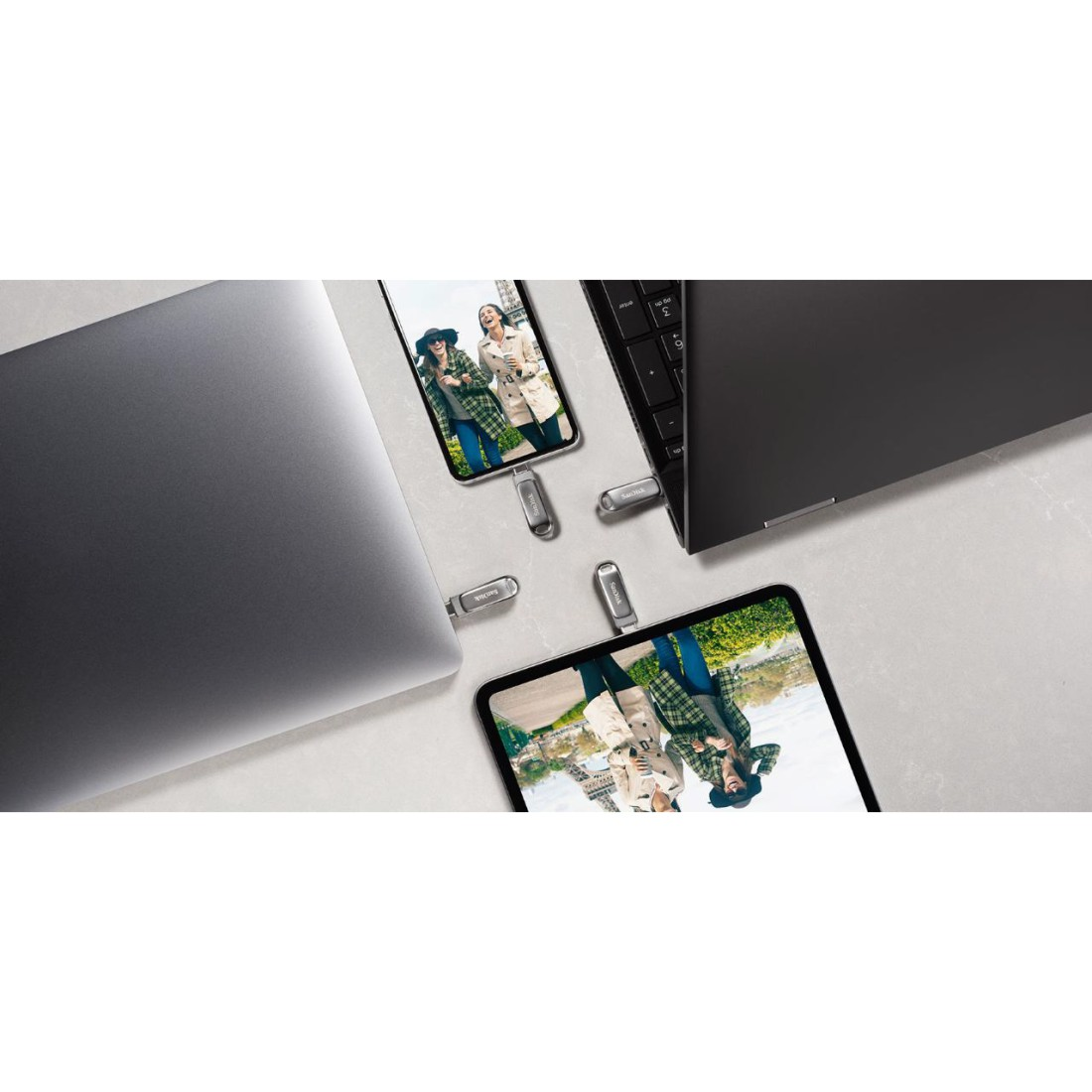 Ein Laptop und ein Tablet mit USB-Flash-Laufwerken.
