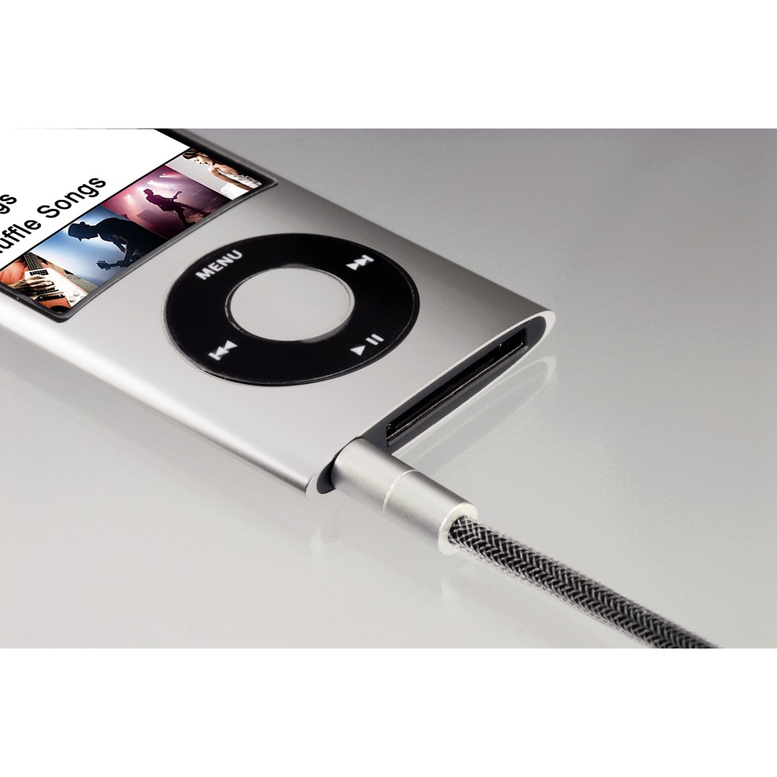 Silberner iPod nano mit Ladekabel.