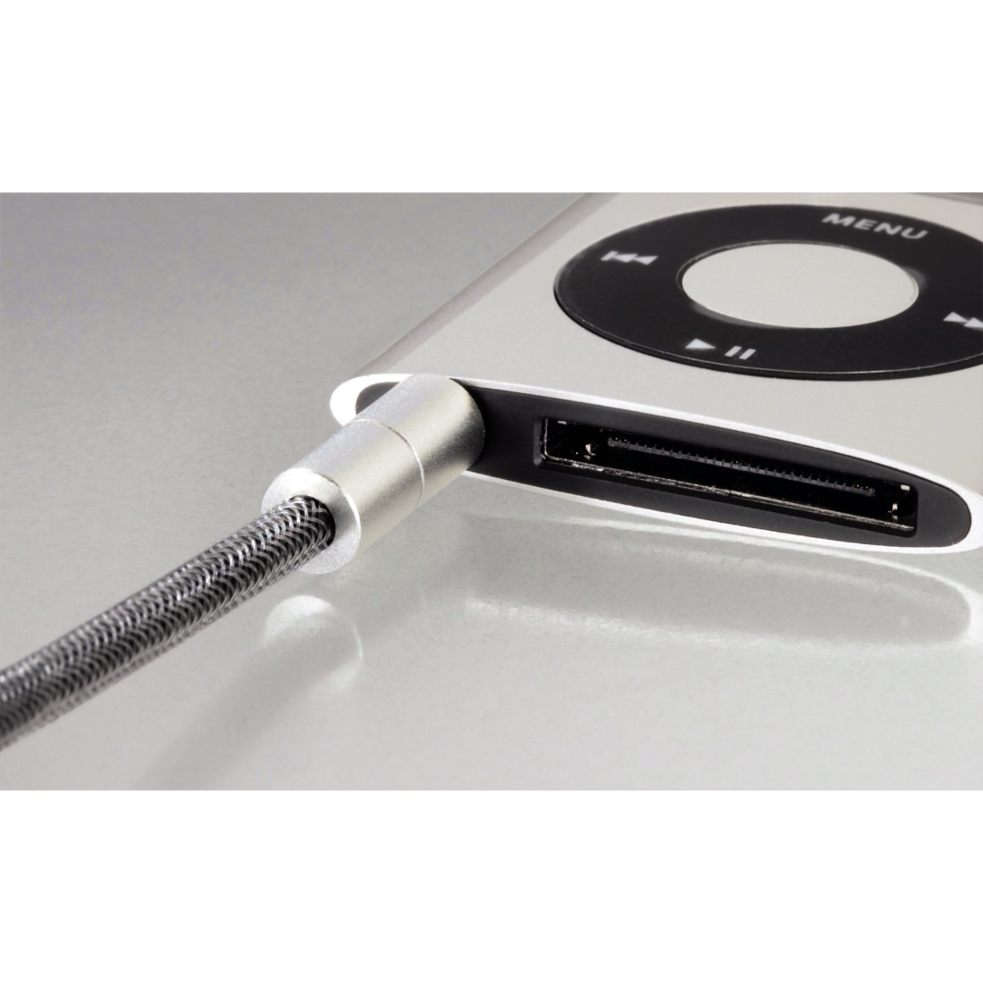 Nahaufnahme eines iPods, der an ein Kabel angeschlossen ist. Der iPod ist silberfarben, das Kabel grau und schwarz.