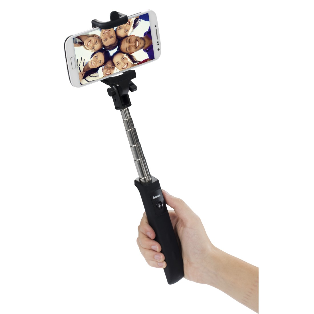 Hand, die einen Selfie-Stick mit einem Telefon hält, das lächelnde Gesichter zeigt.