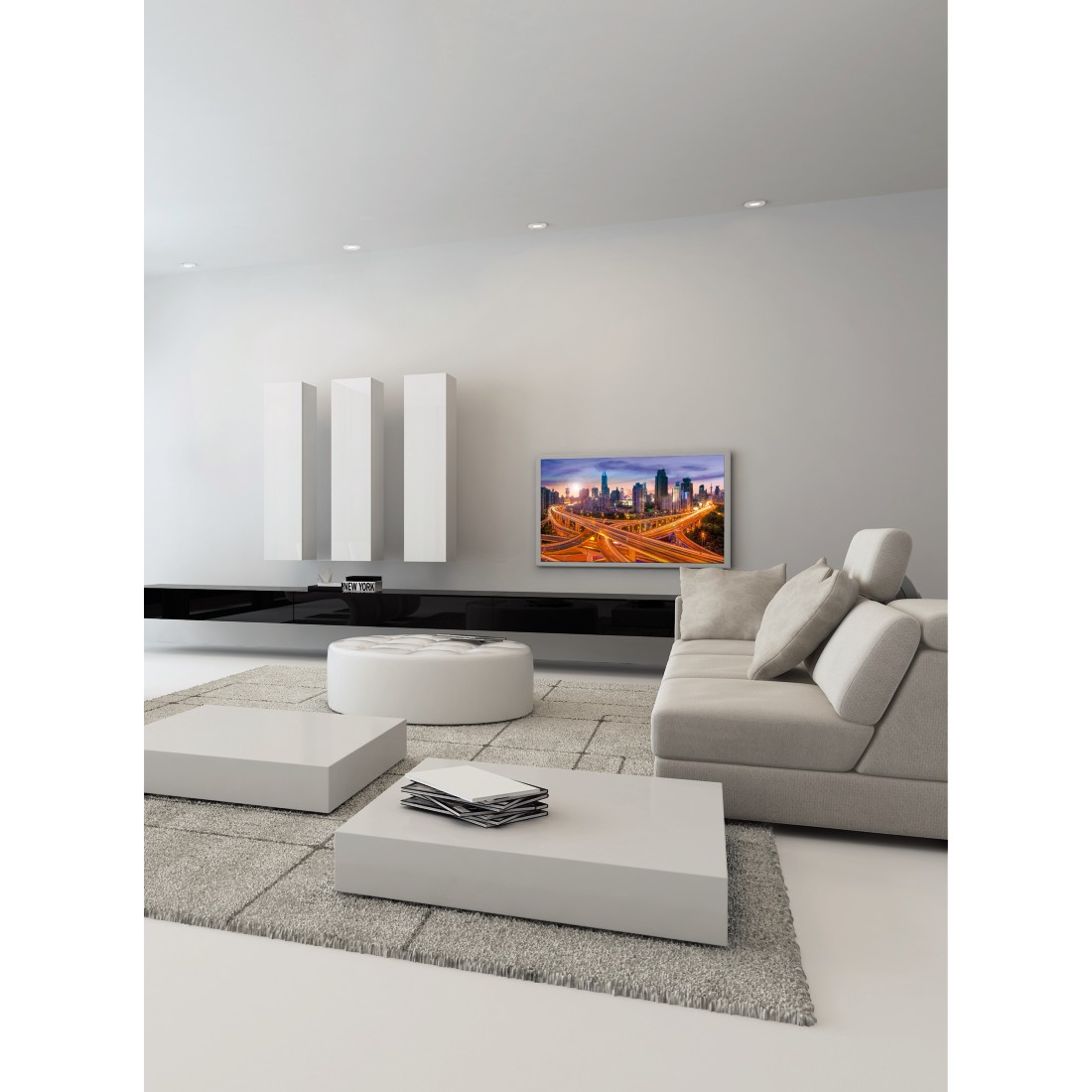 Ein modernes Wohnzimmer mit einem Fernseher an der Wand und weißen Möbeln.