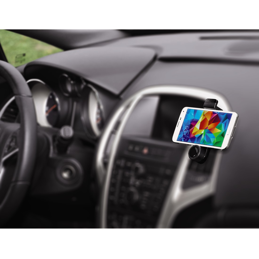 Ein Telefon ist in einem Auto am Armaturenbrett befestigt.