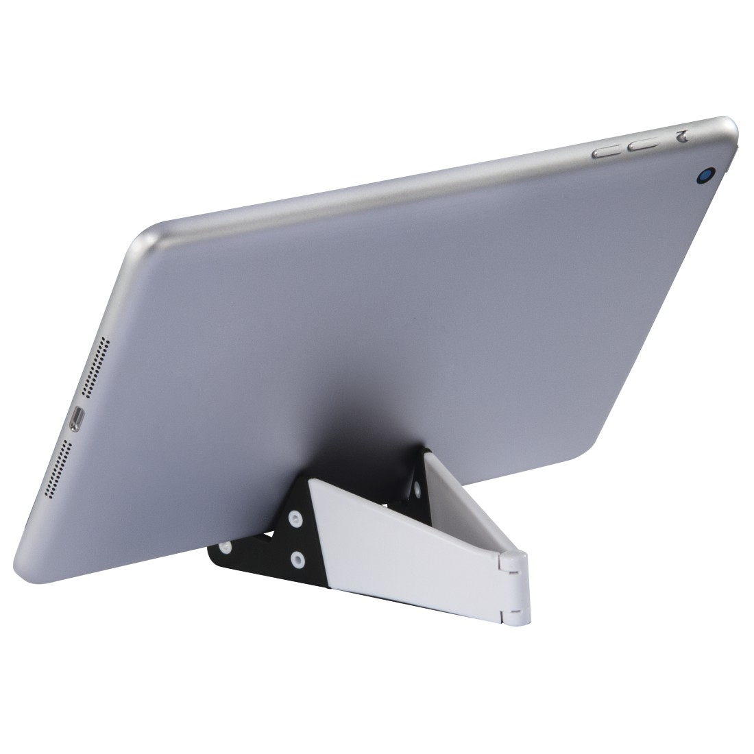 Ein silbernes Tablet, das auf einem weiß-schwarzen Ständer steht. Das Tablet ist angewinkelt.