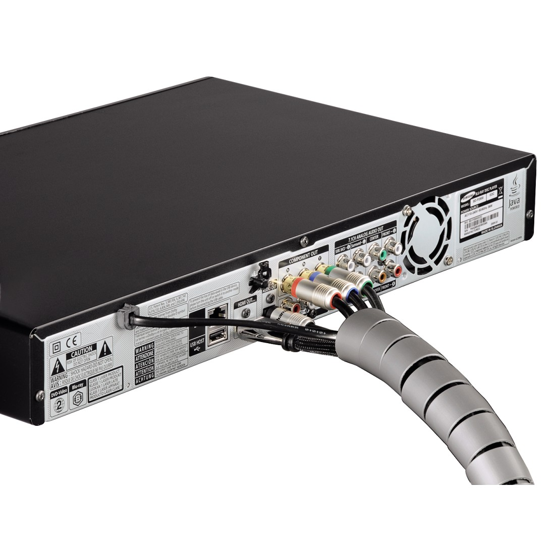Rückseite eines schwarzen DVD-Players mit angeschlossenen Kabeln, auf weißem Hintergrund.