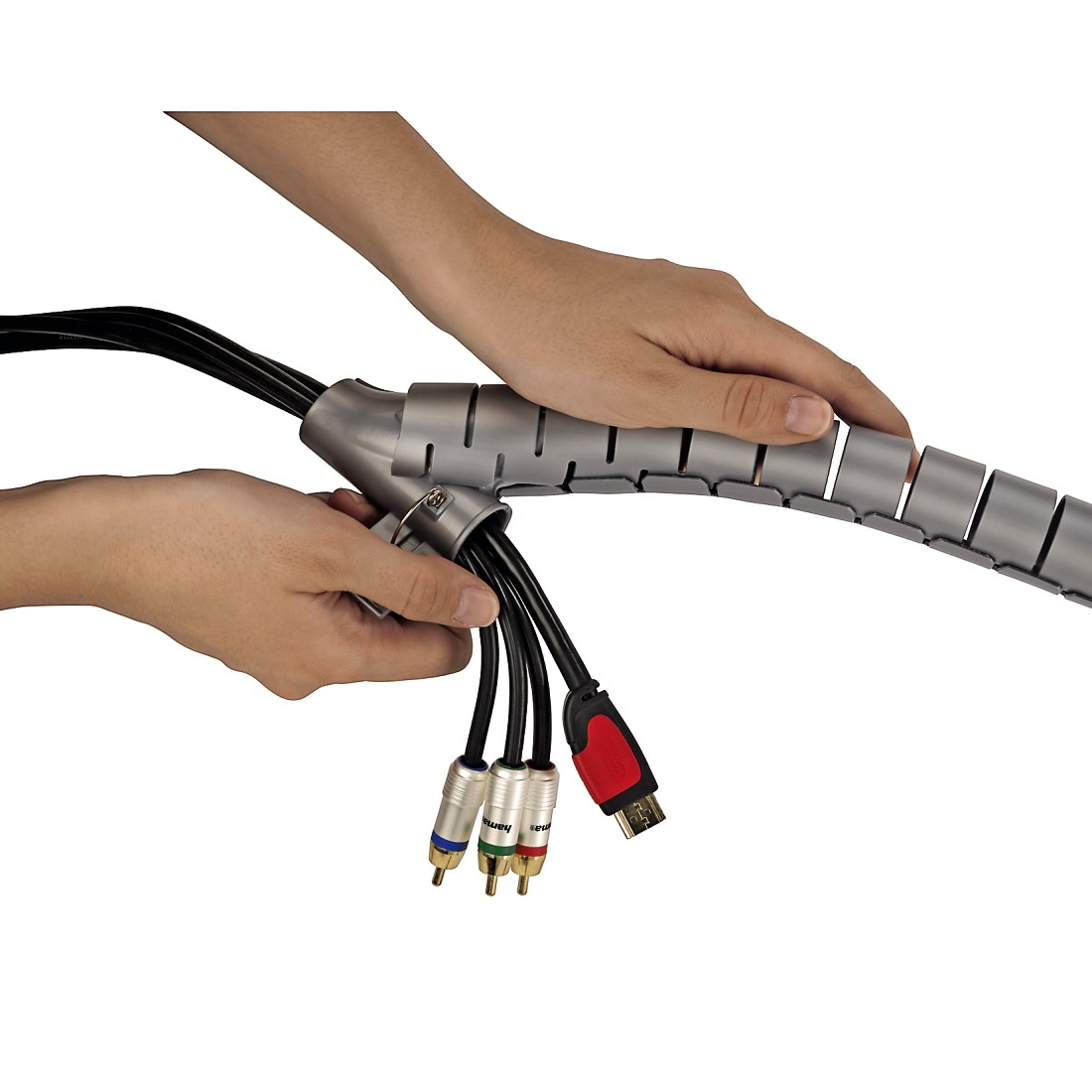 Hände verbinden Kabel mit einem grauen Kabelorganizer, Kabel mit verschiedenen Steckern.