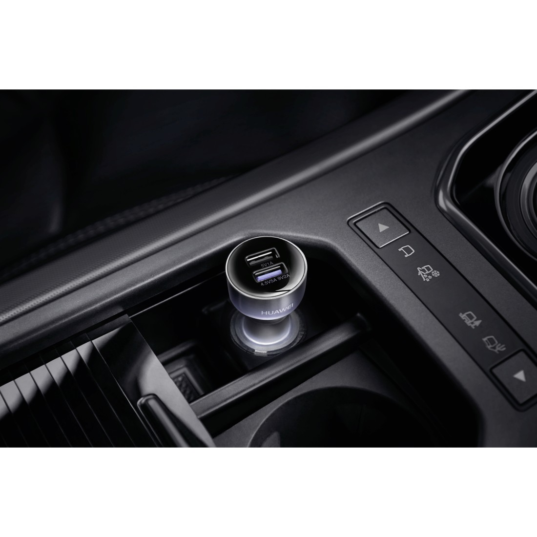 Ein Huawei-Autoladegerät mit zwei USB-Anschlüssen, eingesteckt in ein Fahrzeug.