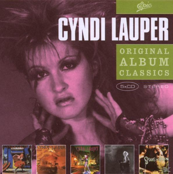 Cyndi Lauper Albumcover mit rosa Hintergrund, Gesichtsabbildung und Albumtiteln.